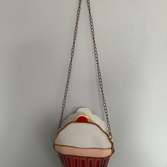 Elegant Cupcake Crossbody Bag - Picture 2 of 6